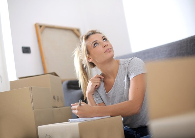 stěhující se žena